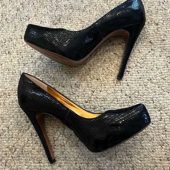 BCBG generation leather stiletto size 37B in excellent condition - Picture 1 of 4
